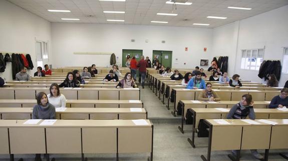 Aspirantes se examinan durante la última oposición convocada por el SES. 