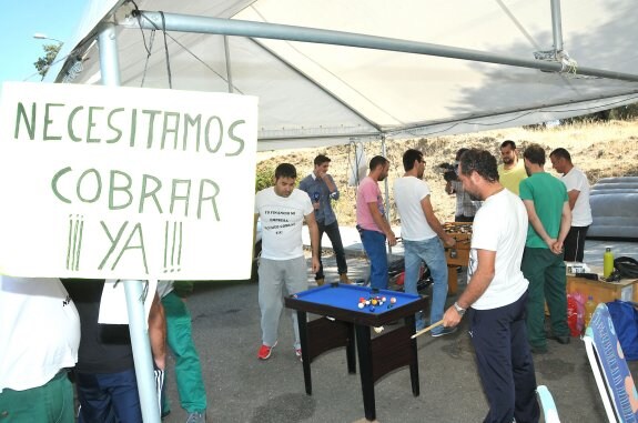 Trabajadores de Etesa durante la acampada de protesta que protagonizaron en septiembre de 2015. :: d. p.