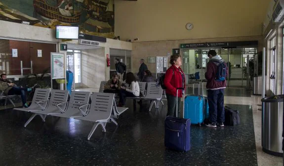 Viajeros esperando en el vestíbulo de la estación de Adif. :: T. Benítez