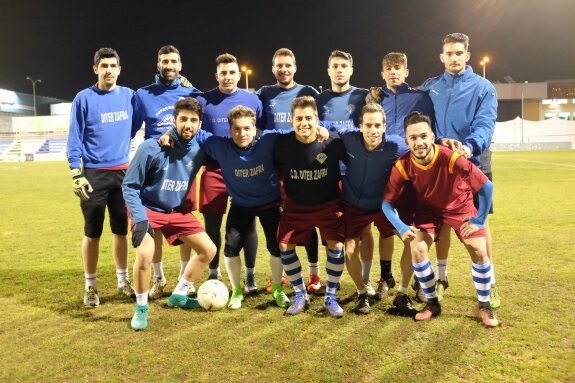 Arriba, de izquierda a derecha, Jesus Torres, Mendoza, Álvaro Thovar, el capitán Alonso Durán, Javi Aranda, 'Clau' y Pinto, ayer en el Nuevo Estadio. Abajo, Dani Cabello, Víctor Aguinaco, Abel, Isidro y Pitu. También Alberto, aunque no fue del plantel que aguantó. :: verónica conejo