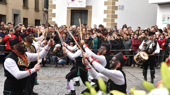 Los Negritos bailan ante San Blas en la ermita. ::