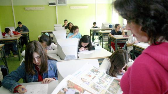 Imagen de archivo de una profesora impartiendo clase bilingüe en inglés en un instituto.