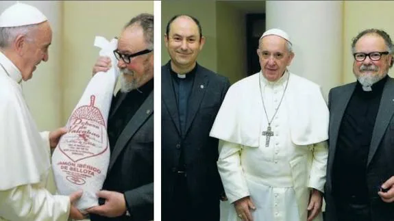 A la izquierda, Pedro Alberto Delgado entrega un jamón al Papa Francisco; y a la derecha, Francisco Javier Romero y Pedro Alberto con el Santo Padre