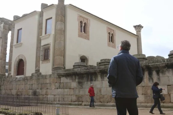 Un hombre observa una parte del Palacio de los Corbos. :: j. m. romero
