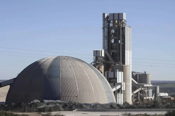 Cúpula del silo de carbón con el que se cuece la cal y la pizarra de la cementera Balboa. :: hoy