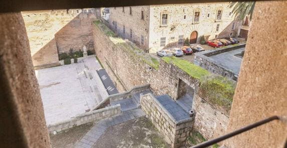 Vista aérea de la muralla cacereña desde las inmediaciones del ayuntamiento, en la Plaza de las Piñuelas. :: jorge rey