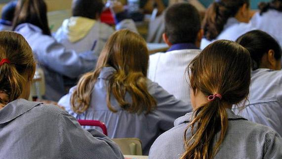 Imagen de archivo de escolares en clase en un centro educativo