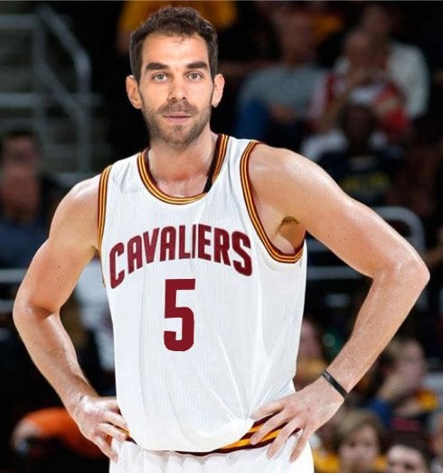 Montaje de José Calderón con la camiseta de Cleveland y el número 5, que no podría llevar porque pertenece a J.R. Smith. :: adolfo delgado