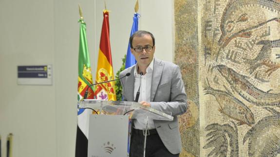 El alcalde villanovense y presidente de la Diputación de Badajoz, Miguel Ángel Gallardo,