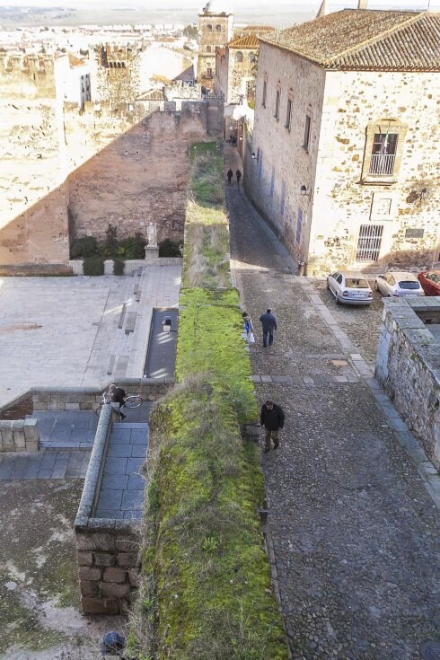 Vista de uno de los tramos de la muralla, el de los adarves, junto al Foro de los Balbos. :: jorge rey