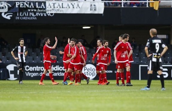 Los futbolistas del Mérida celebran uno de los dos tantos cosechados ayer en la importante victoria en Cartagena. :: abel ros (opta)