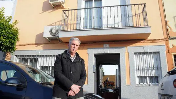 Agustín Segovia ante la vivienda que ha heredado y donde vive desde 1980.