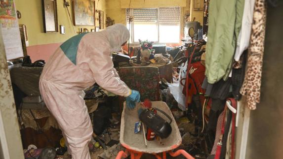 Los trabajadores llevan a cabo desde esta mañana una operación de limpieza