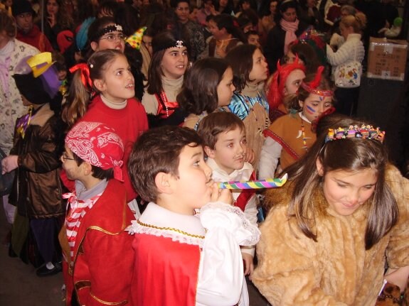 Los más pequeños en un baile infantil de carnaval. :: e.g.r.