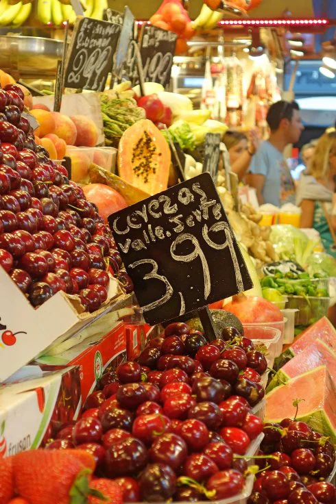 Cerezas extremeñas en el mercado de la Boquería. :: E.R.