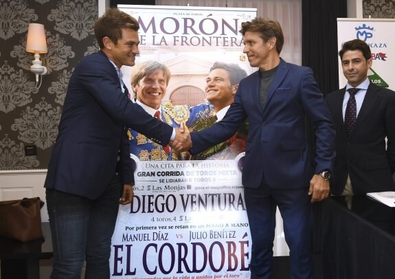 Julio Benítez (i) y Manuel Díaz (d), ayer en la presentación de la corrida que compartirán el 11 de marzo en la plaza de Morón. :: cordon press