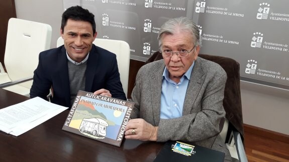 Luis Solís recibió la placa de la plataforma. :: f. h.