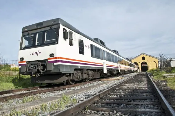 Convoy ferroviario, a su paso por Extremadura. :: hoy