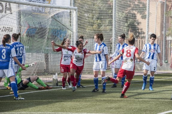 Vania celebra el gol de la victoria de su equipo ayer en El Vivero. :: Pakopí