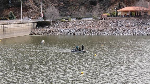 Los buzos de la Guardia Civil buscan a Manuela Chavero hoy en el pantano  de Tentudía