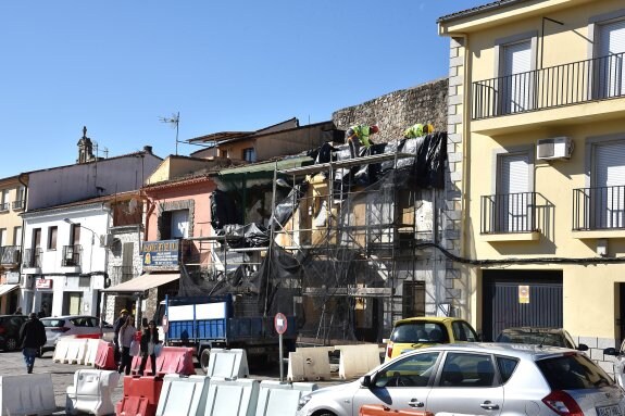 Operarios municipales desmontando ayer el andamio. :: david palma