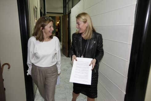 La concejala Marisa Caldera y la alcaldesa Elena Nevado. :: L. Cordero