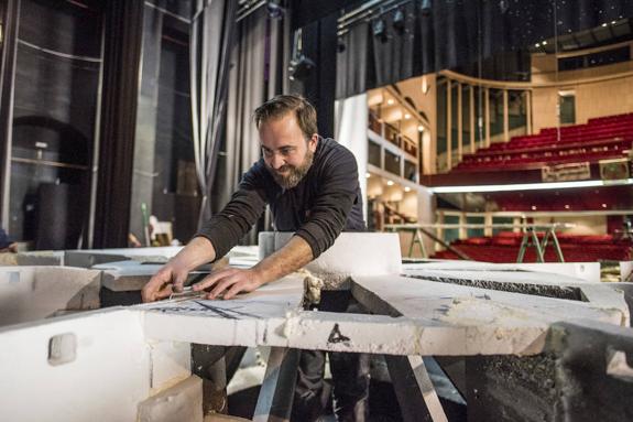 Javier García, ayer, con la nave espacial que ha construido para la murga Al Maridi. :: j.v.arnelas