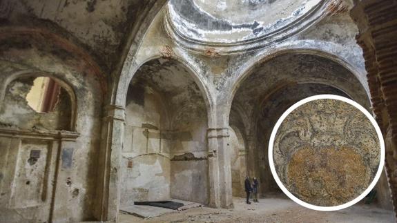 Interior de la iglesia Santa Catalina y detalle de las pinturas.