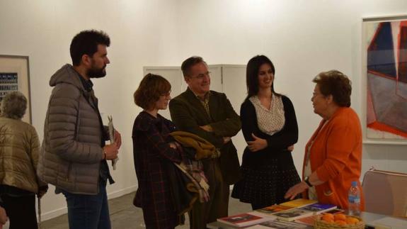 Helga de Alvear recibiendo la visita de los representantes extremeños de Cultura.