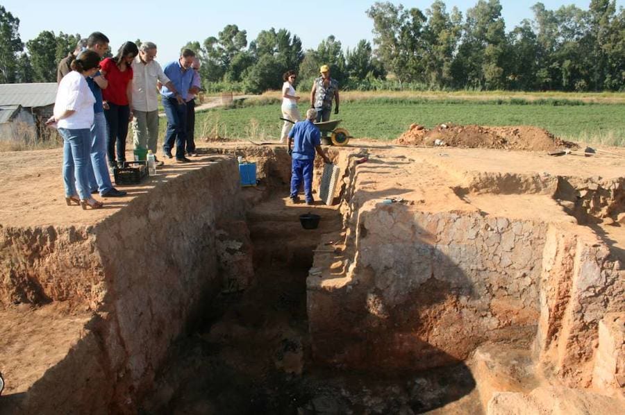 Excavaciones en el yacimiento de El Turuñuelo, en Guareña. :: HOY