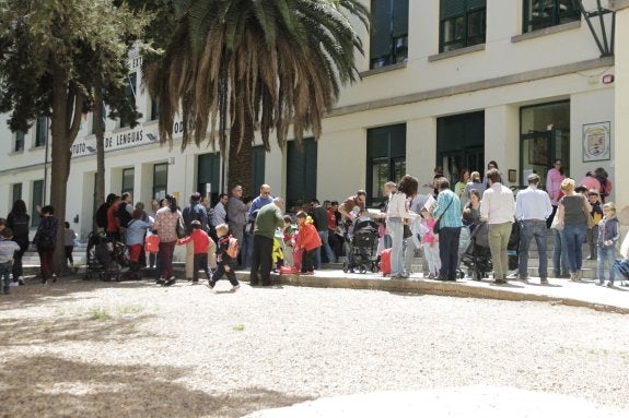 Imagen de archivo de niños saliendo de un colegio cacereño. :: hoy