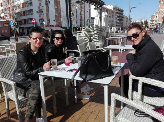 Unas jóvenes rumanas en una terraza de la avenida de La Paz. :: g. c.