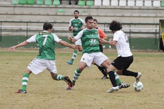 Pino y Juan Germán pugnan por el esférico en el partido de ida en el Príncipe Felipe. :: A. Méndez