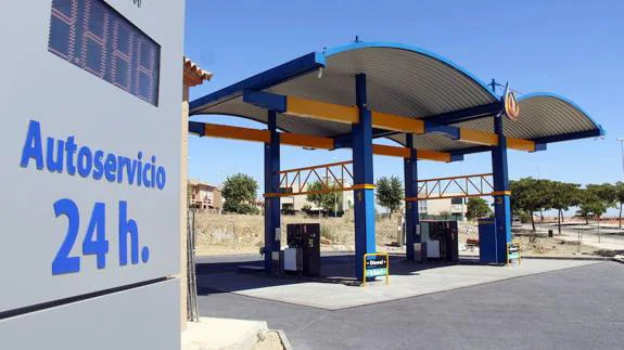 Gasolinera low cost en el barrio de La Mejostilla, en Cáceres. 
