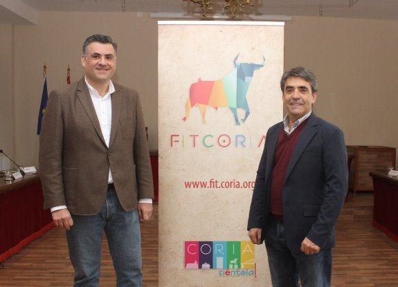 El alcalde de Coria y el ganadero Victorino Martín García. :: karpint