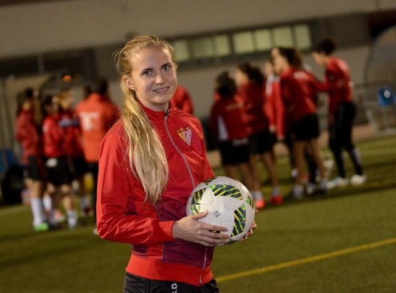 RIa Öling se vistió ayer por primera vez con los colores del Santa Teresa. :: Casimiro Moreno