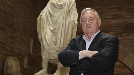 El director del Museo Nacional de Arte Romano, en una de las salas.