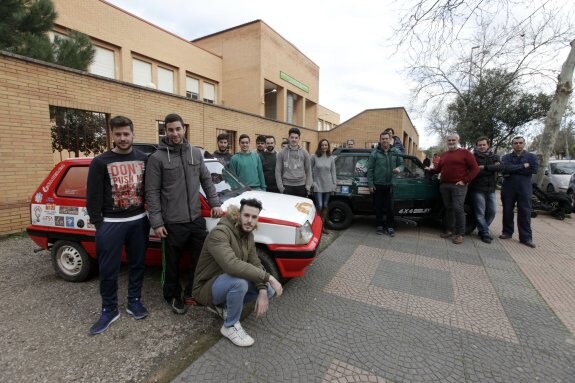 Alumnos del García Téllez, con los coches adaptados. :: l.c.