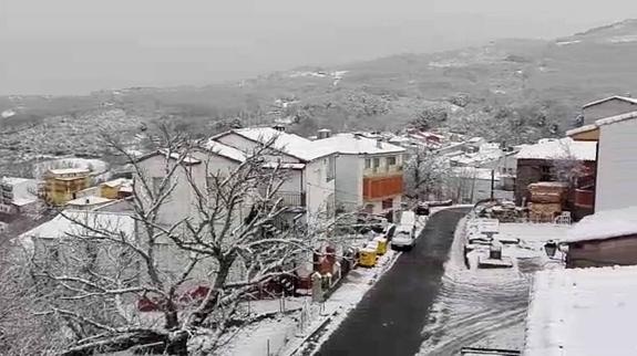 Nieve en las calles de La Garganta, en la comarca del Ambroz.