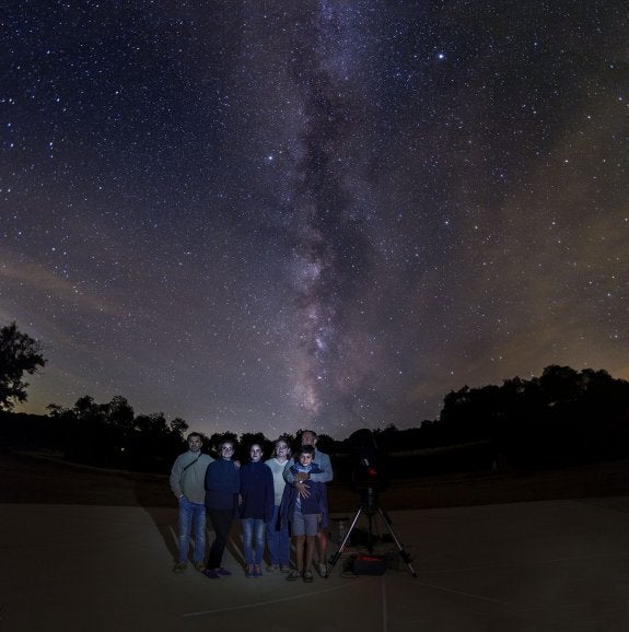 Una familia participa en una  de las actividades que organiza  la empresa Natrural. :: hoy