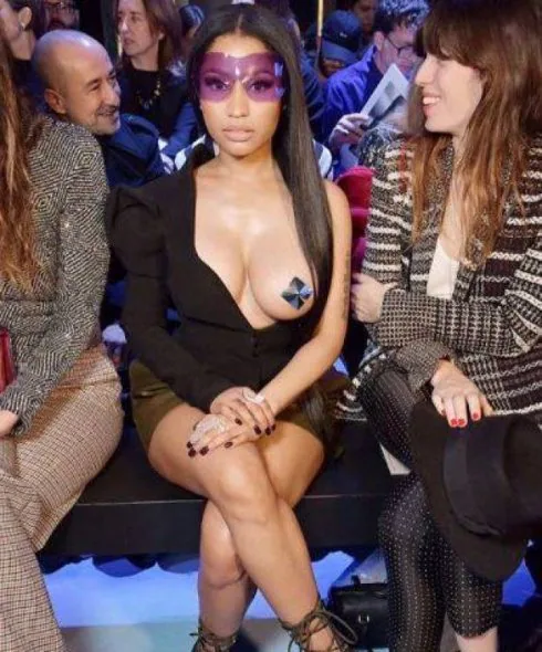 Nicki y su provocativo modelo.