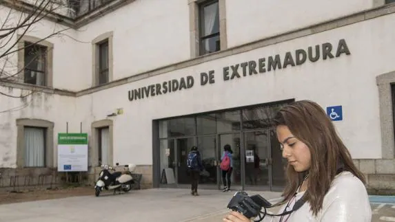 Facultad de Documentación y Comunicación en la Alcazaba. :: HOY