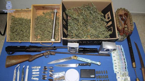 Dorga y armas intervenidas en la operación