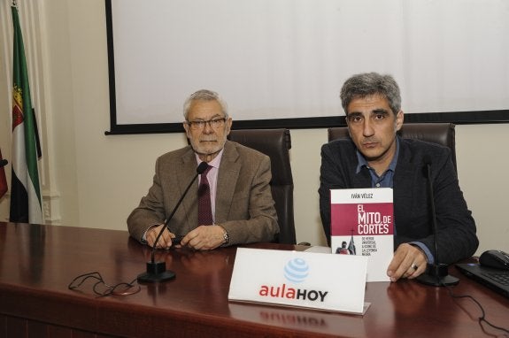 Iván Vélez (dcha.) durante su intervención en Aula HOY. :: c. moreno