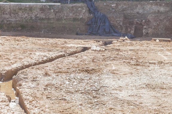 Vista del canal en la parcela, que linda con Ronda San Francisco. 