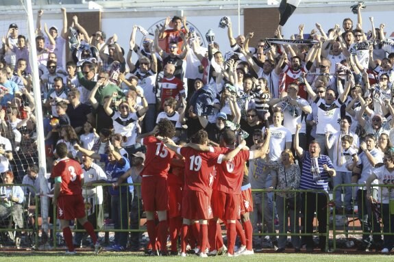 En 2014, 1.200 romanos acudieron al derbi disputado en el Romero Cuerda. :: J. M. Romero