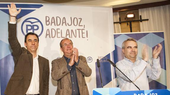 El coordinador general del PP, Fernando Martínez-Maillo, Francisco Javier Fragoso y José Antonio Monago durante el acto político celebrado en Badajoz 