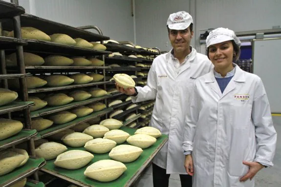Miguel Pineda, CEO de Pansur, y su hermana María, responsable de Tesorería, en la nueva fábrica de pan. 