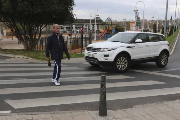 Un hombre atraviesa un paso de peatones en la avenida José Fernández López. :: j. m. romero