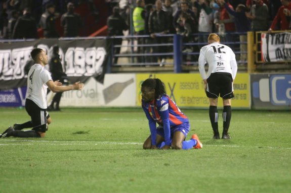 Richard Boateng se lamenta tras el empate de penalti del Mérida en el tiempo de descuento. :: JM Romero